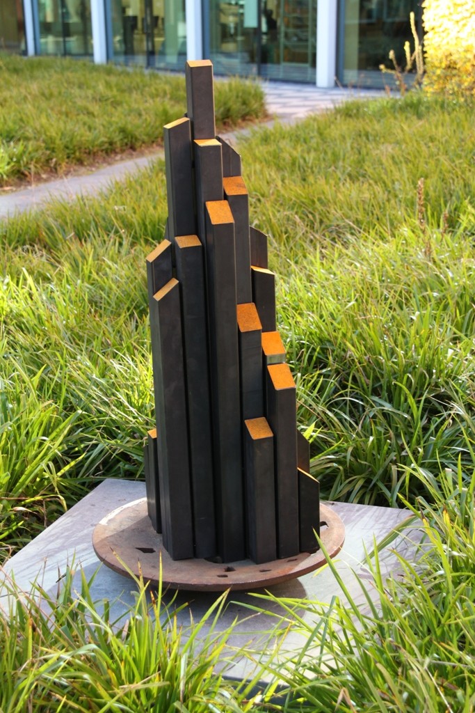 "Reprogress III" 2011. Roestig staal, magneten. L 80cm, B 80cm, H160cm (gemaakt voor expositie "De Stad" CBK ZO, Amsterdam)